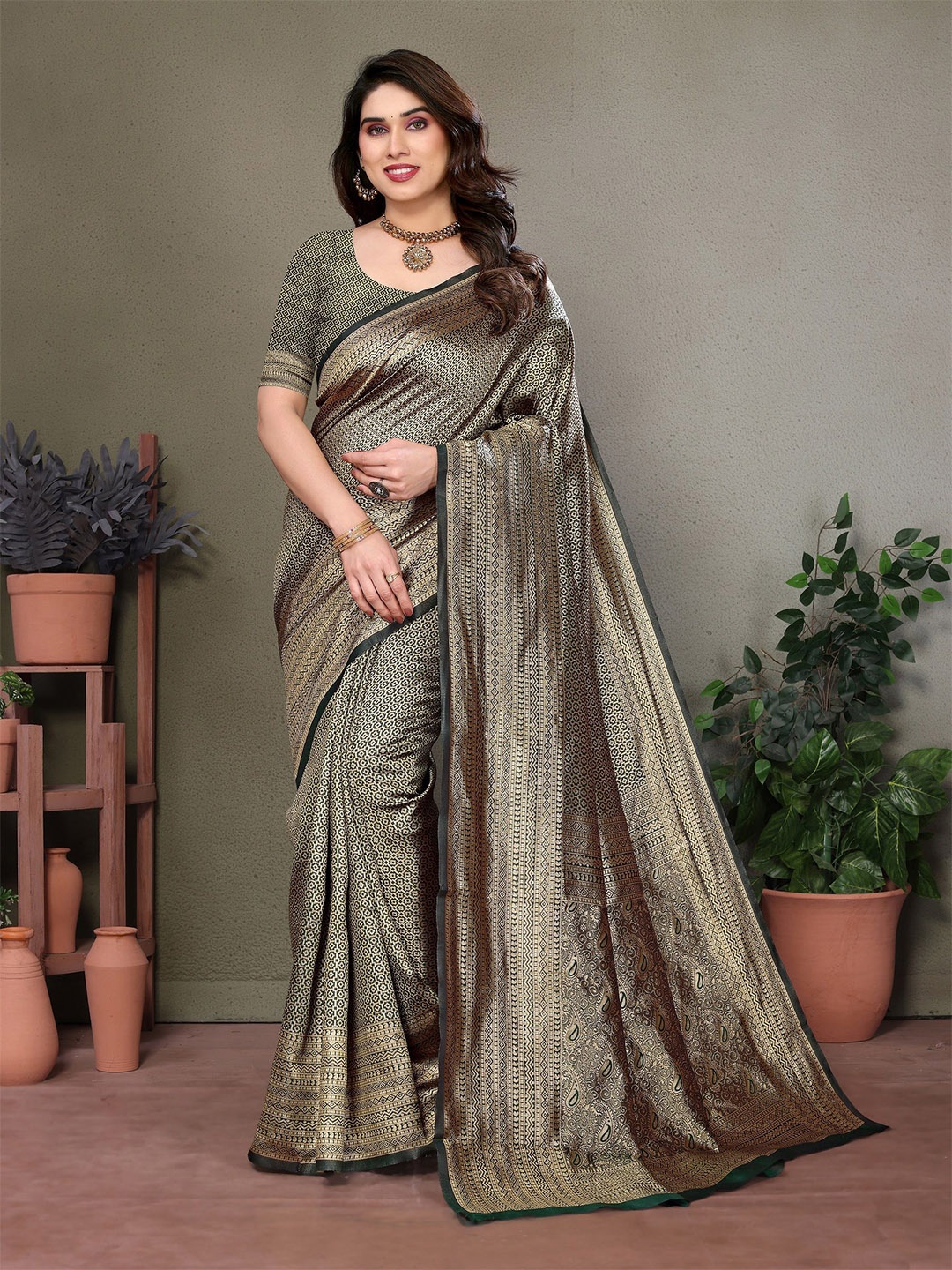

VEDANT VASTRAM Woven Design Zari Saree, Green