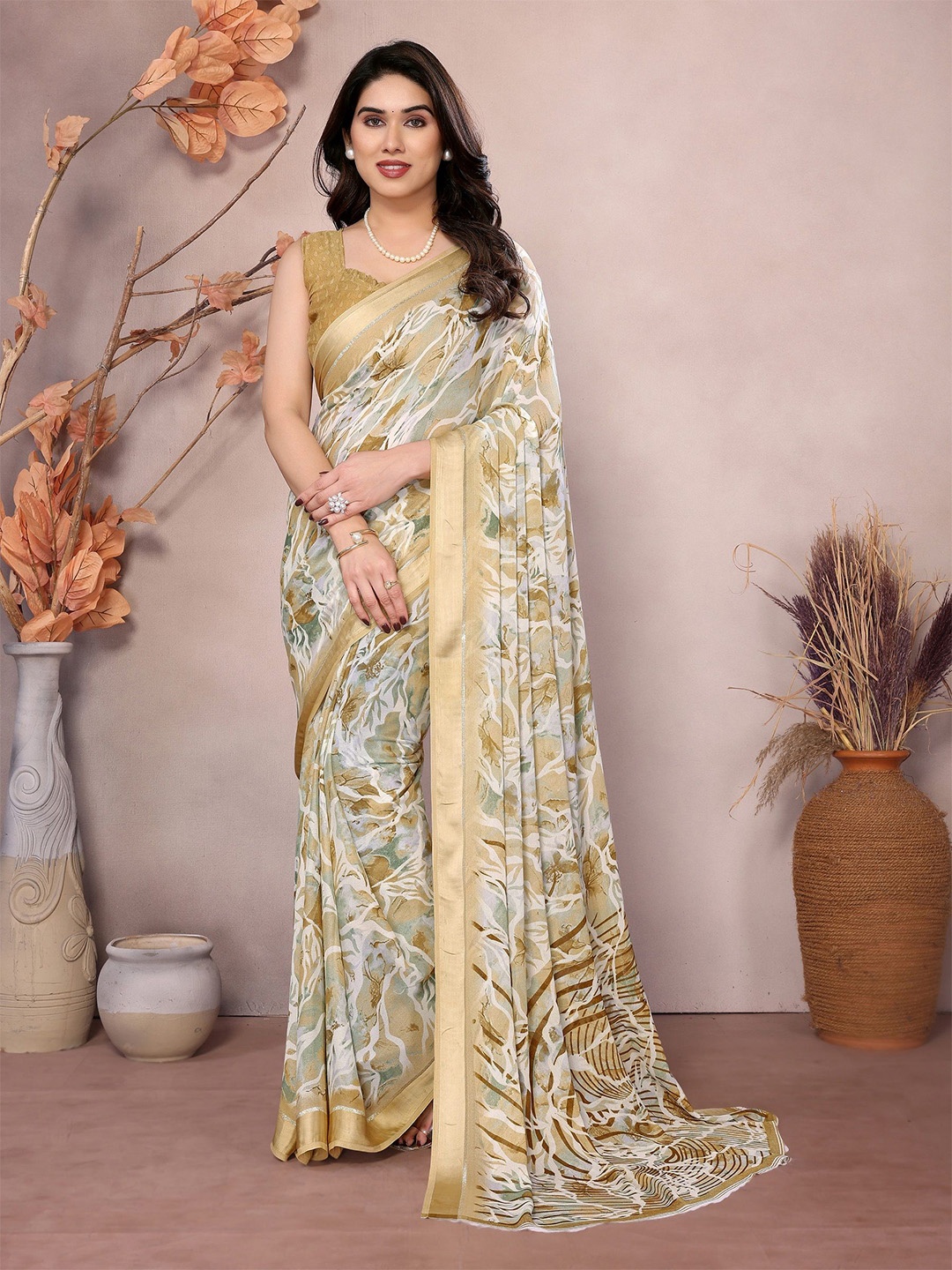

VEDANT VASTRAM Floral Printed Pure Georgette Saree, Yellow