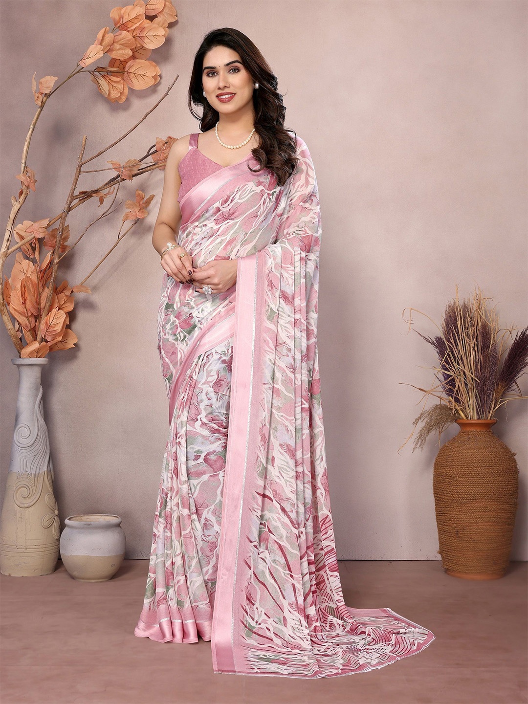 

VEDANT VASTRAM Floral Printed Pure Georgette Saree, Peach