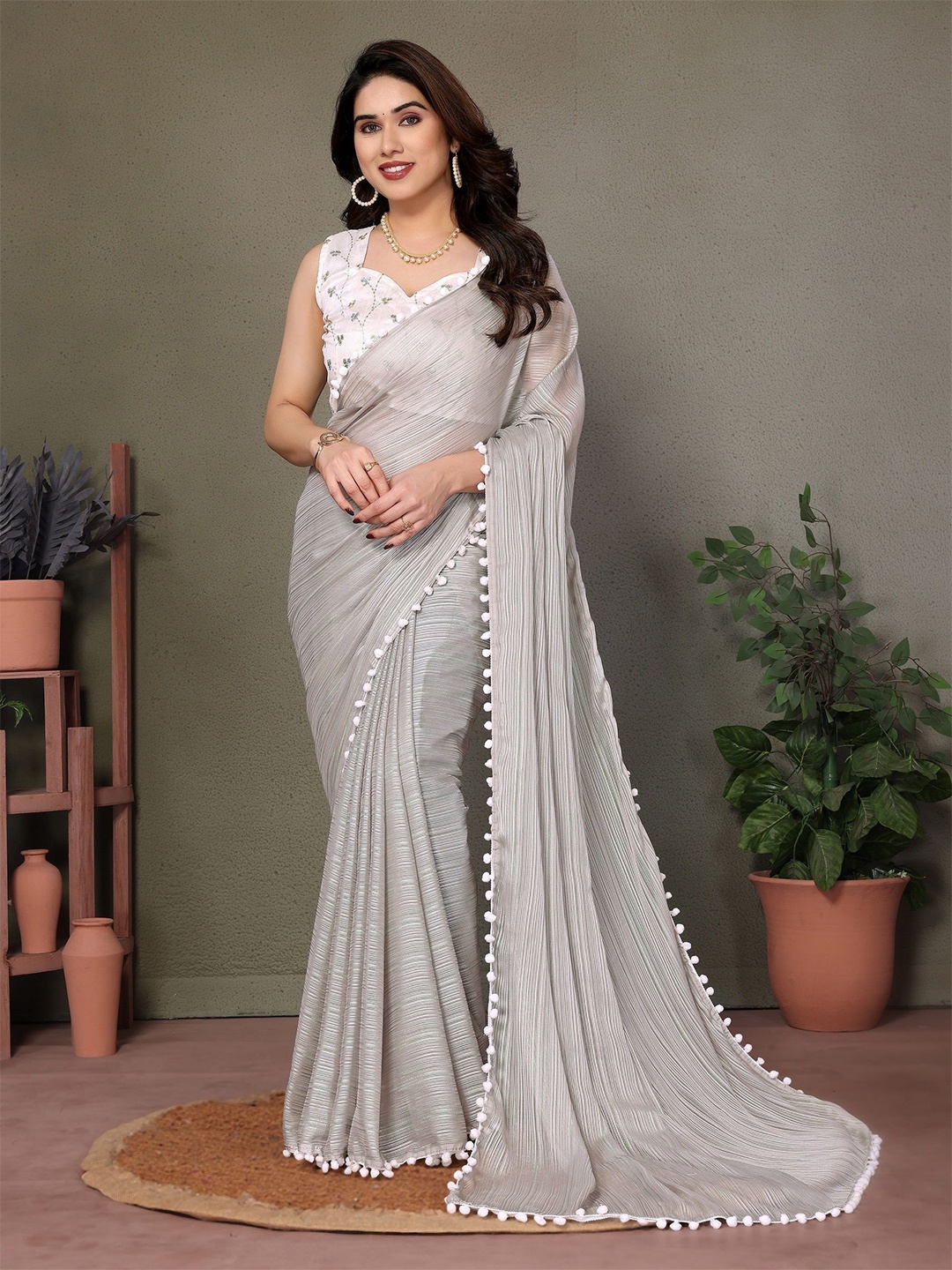 

VEDANT VASTRAM Striped Pure Georgette Saree, Grey
