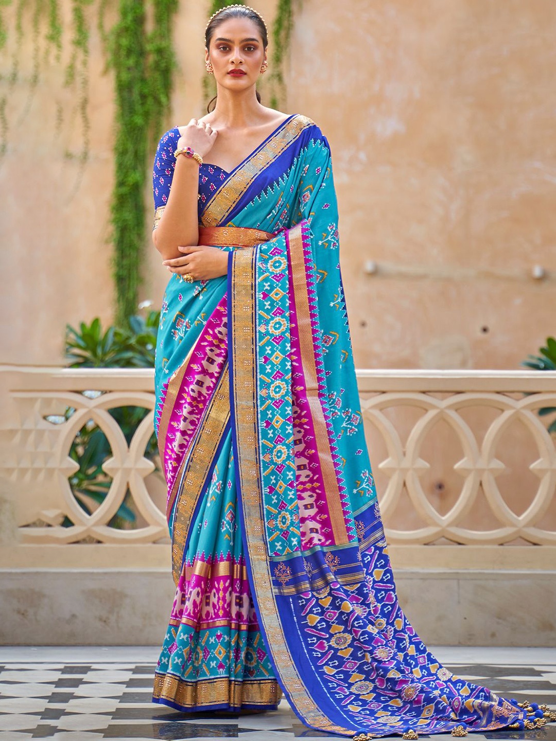 

DEVATITHI Ethnic Motifs Zari Silk Blend Patola Saree, Blue