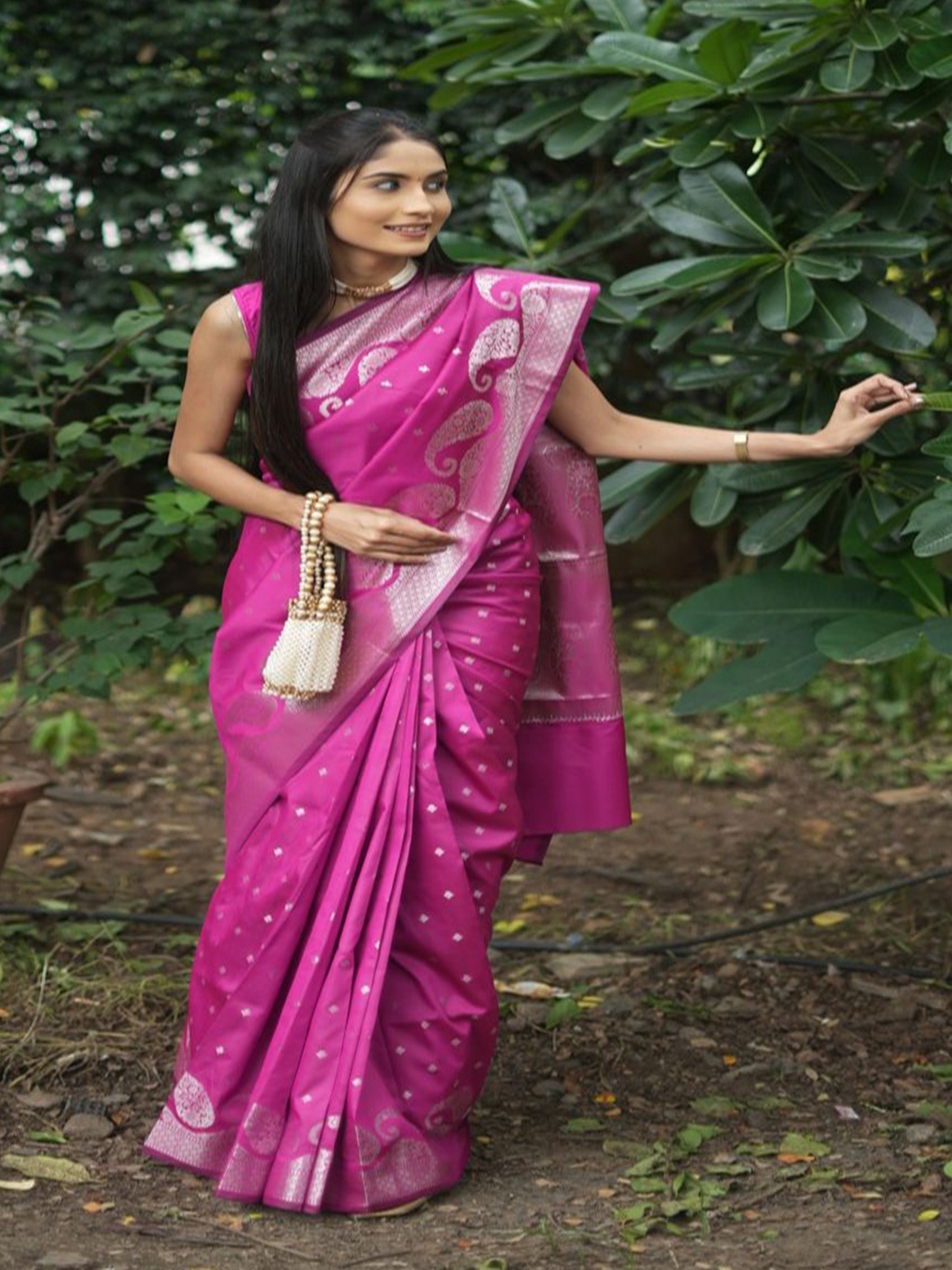 

arunima weaves Woven Design Zari Art Silk Banarasi Saree, Rose
