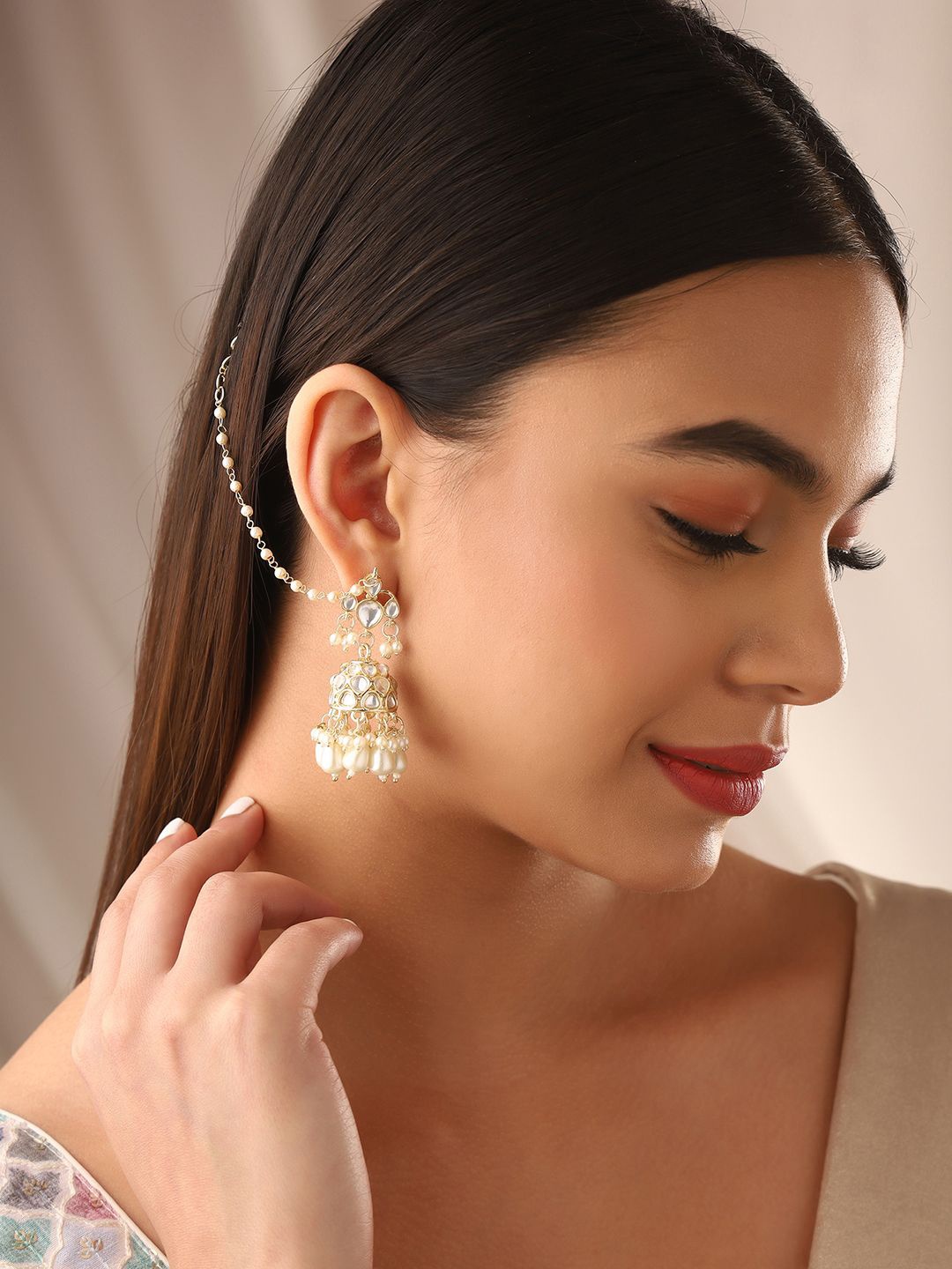 

Priyaasi Gold-Plated Dome Shaped Kundan & Beaded Jhumkas