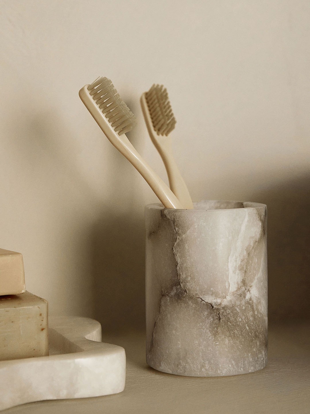 

H&M White Alabaster Toothbrush Mug