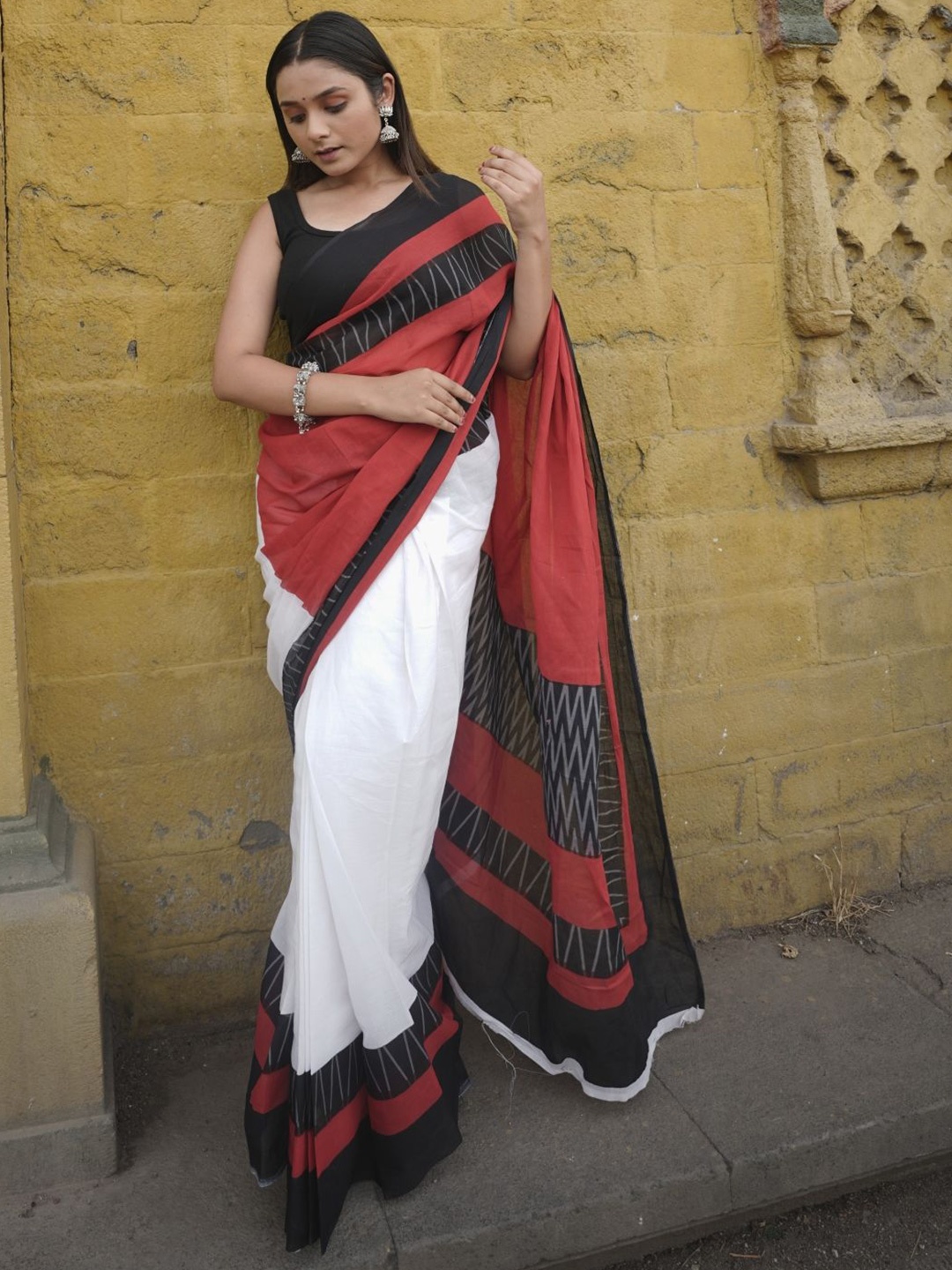 

arunima weaves Colourblocked Pure Cotton Saree, Red