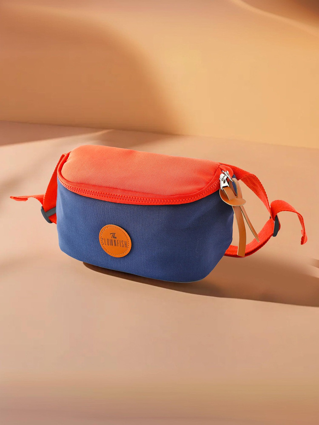 

THE CLOWNFISH Men Colourblocked Messenger Bag, Blue