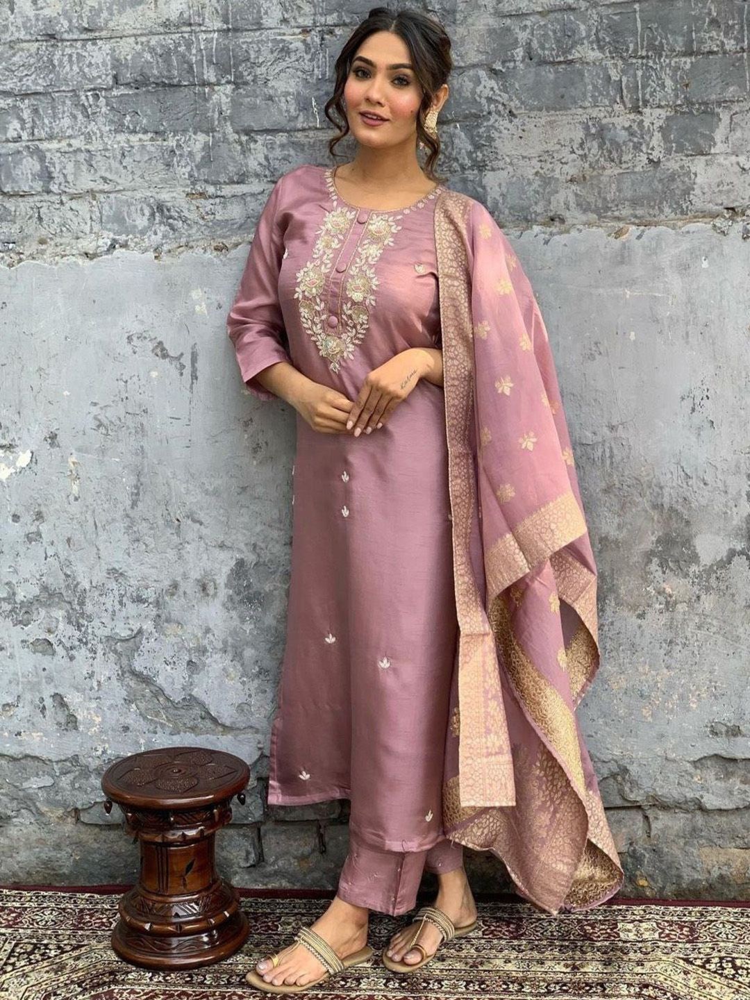 

ASCIIBLUES Women Floral Embroidered Regular Kurta with Trousers & With Dupatta, Rose gold