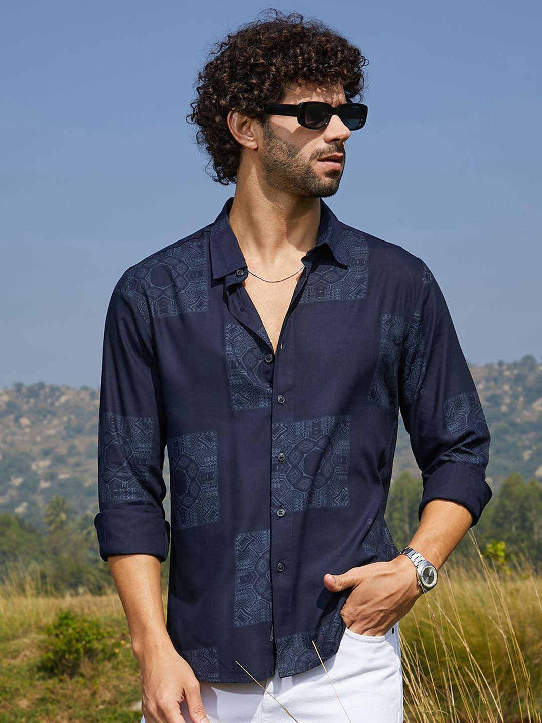 

Campus Sutra Men Comfort Fit Spread Collar Geometric Printed Casual Shirt, Navy blue