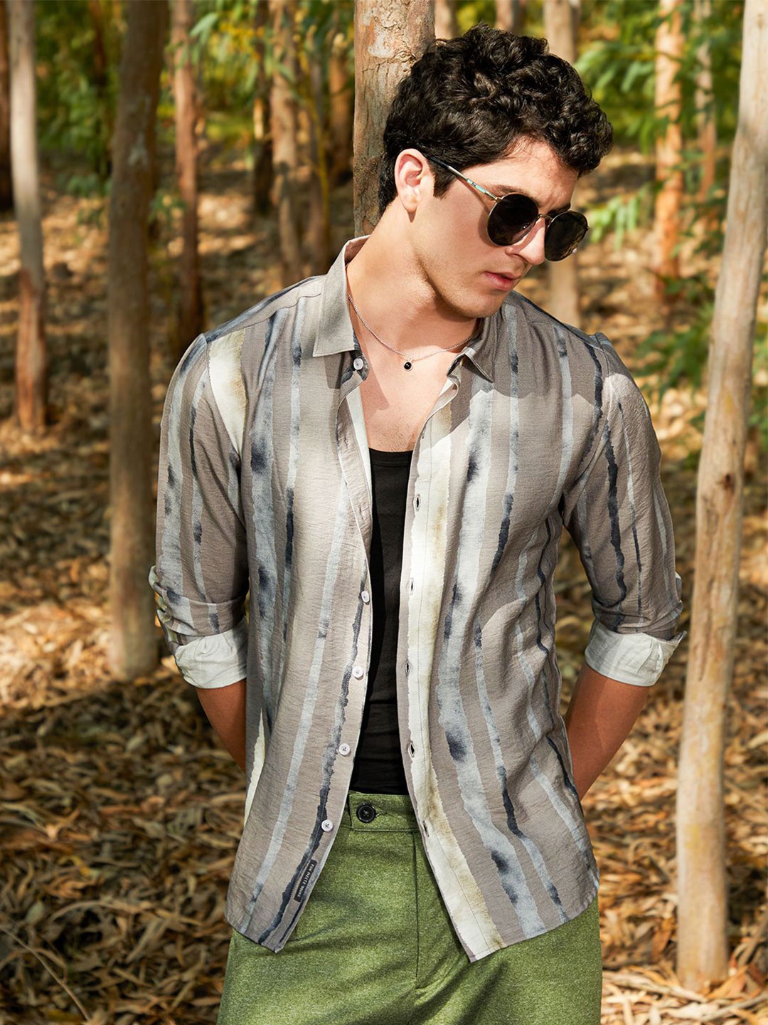 

Campus Sutra Men Comfort Fit Spread Collar Vertical Striped Casual Shirt, Grey