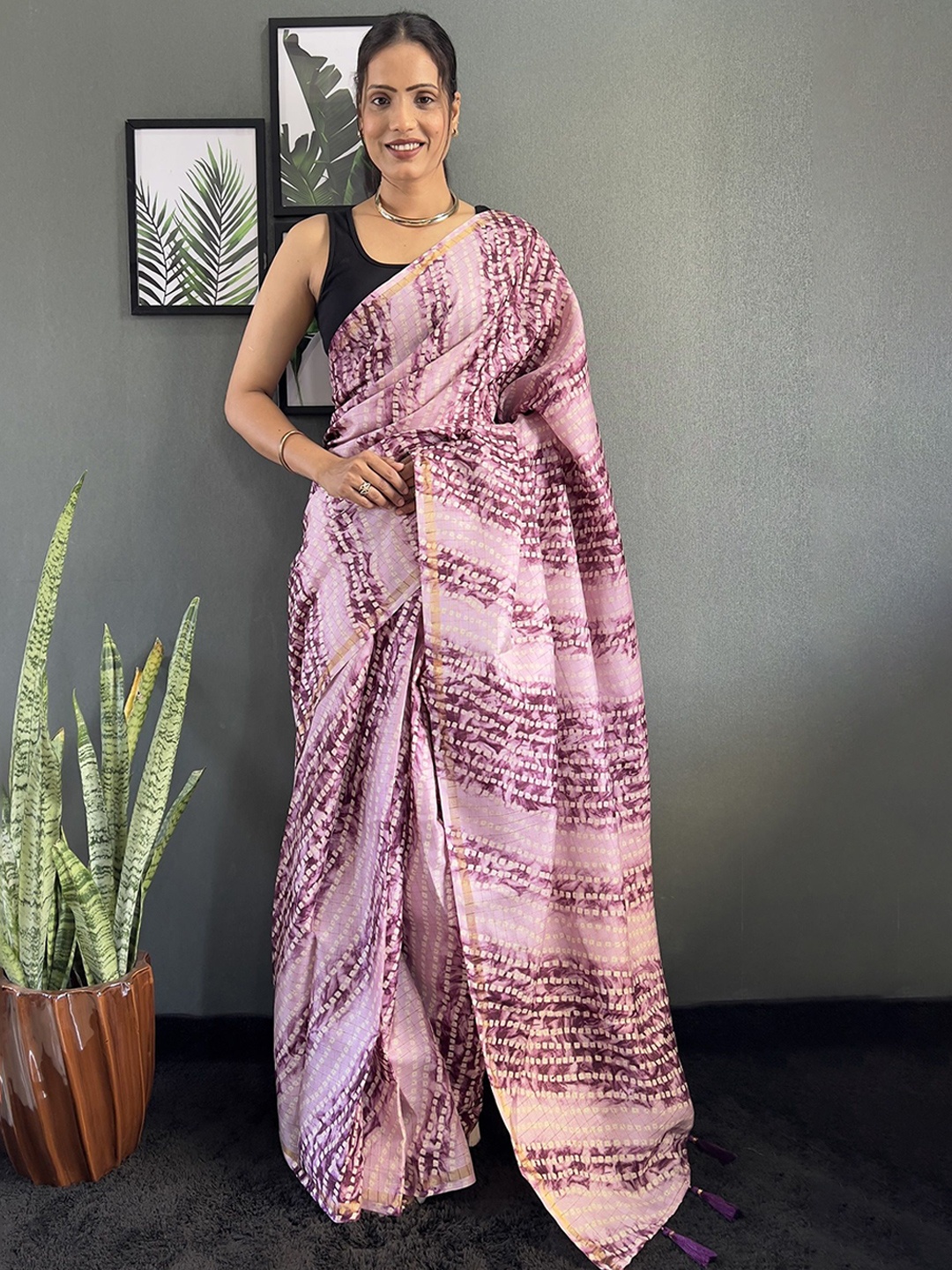 

APNISHA Tie and Dye Printed Ready to Wear Saree, Purple