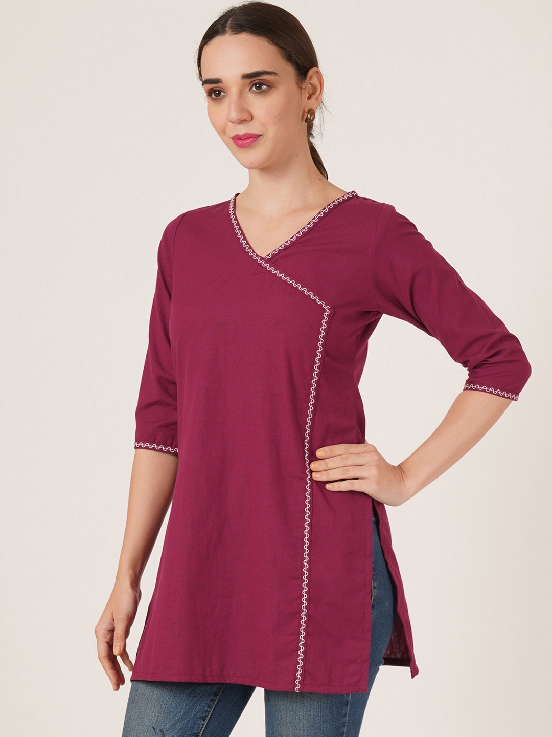 

Brownverse Thread Work V-Neck Straight Kurta, Maroon