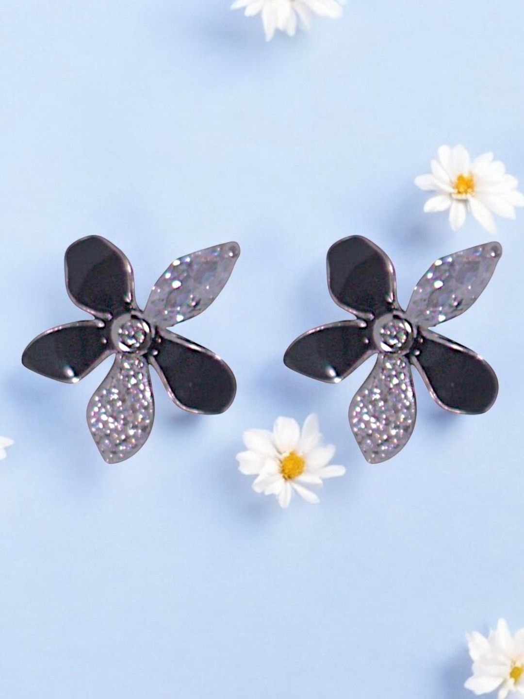 

Taraash 925 Sterling Silver Cubic Zirconia Studded Floral Studs