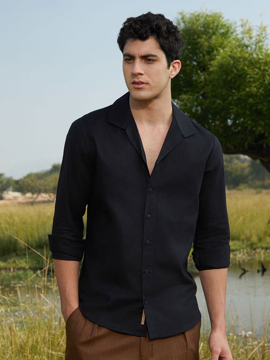 

Campus Sutra Men Comfort Fit Spread Collar Solid Cotton Casual Shirt, Black