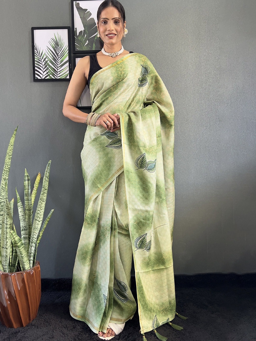 

APNISHA Floral Printed Ready to Wear Saree, Green