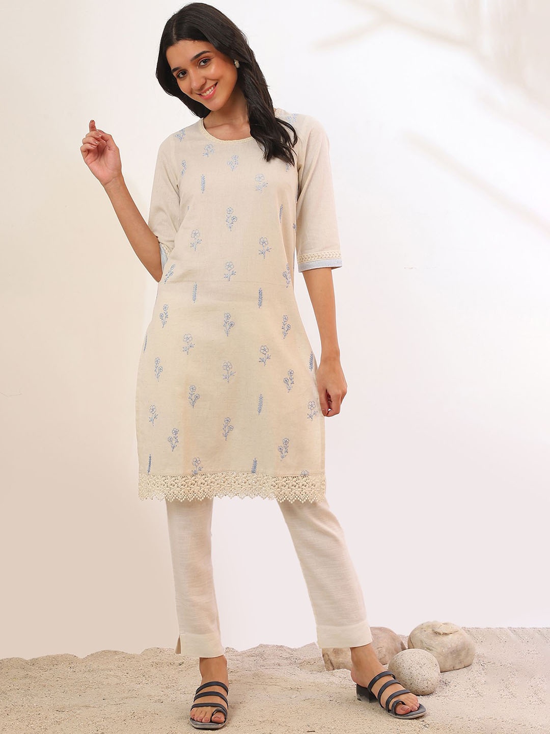 

AURELIA Floral Embroidered Round Neck Thread Work Straight Kurtas, White