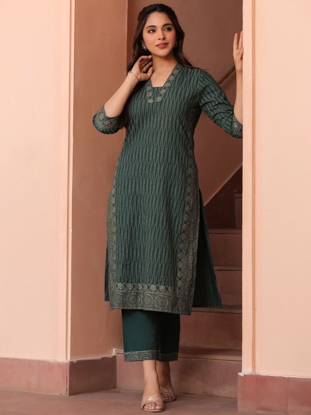 

SAVI Geometric Printed V-Neck Pure Cotton Straight Kurta with Trousers, Green