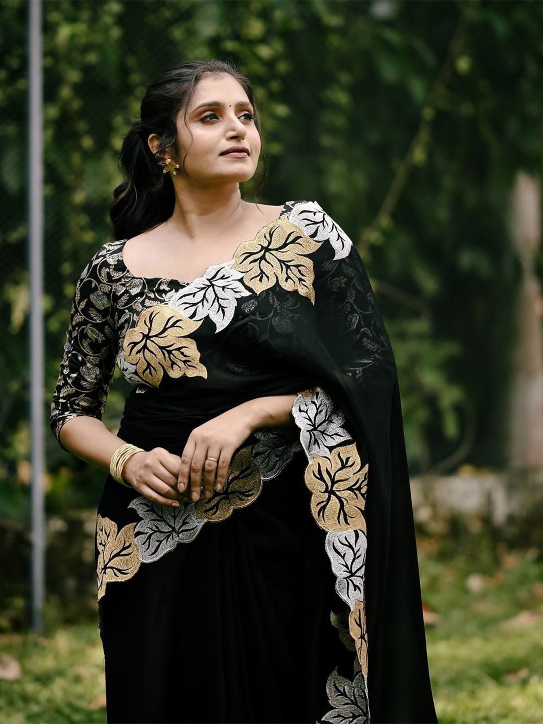 

Munir Embroidered Silk Blend Saree, Black