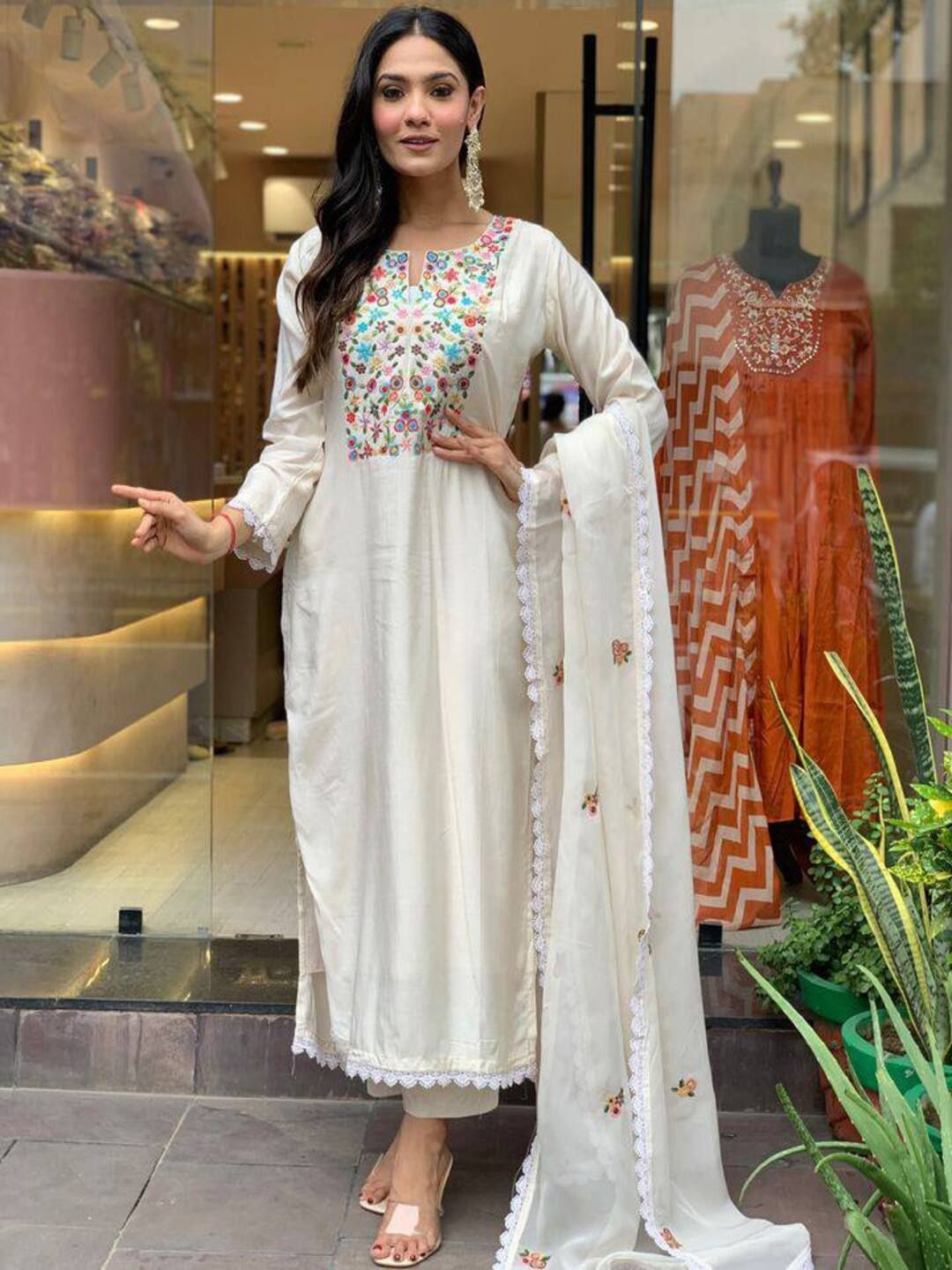 

ASCIIBLUES Women Floral Embroidered Regular Thread Work Kurta with Trousers & With Dupatta, Cream