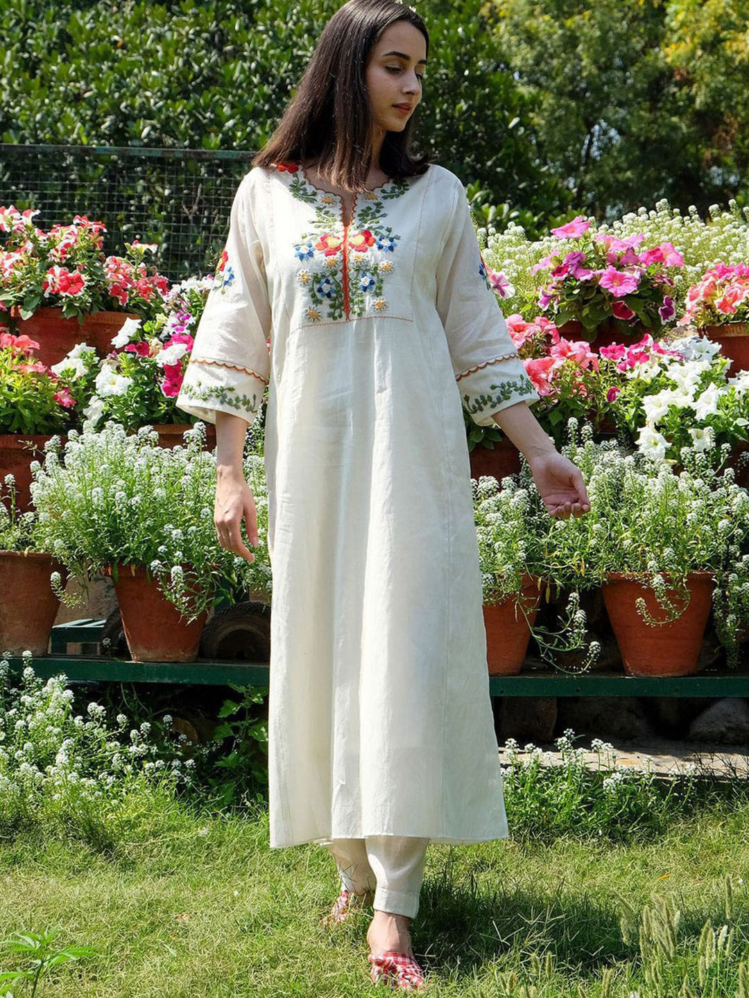 

ASCIIBLUES Women Floral Yoke Design Regular Thread Work Pure Cotton Kurta with Trousers, White