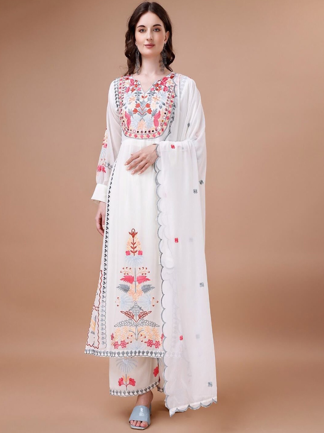 

ASCIIBLUES Women Floral Embroidered Regular Thread Work Kurta with Trousers & With Dupatta, White