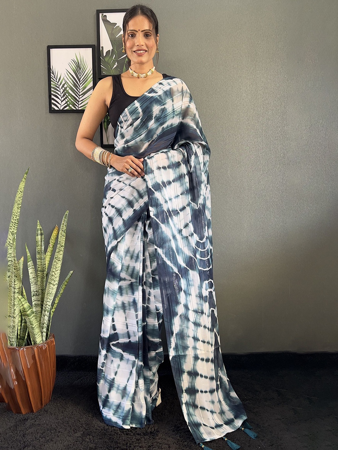 

APNISHA Tie and Dye Pure Georgette Ready to Wear Saree, Teal