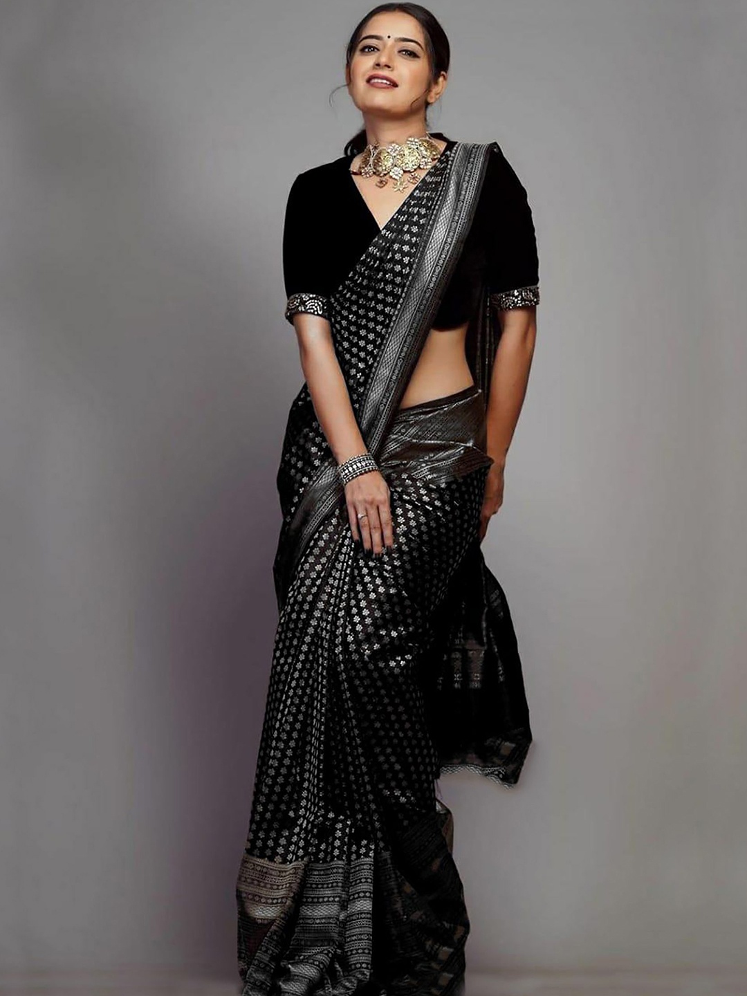 

Bigben textile Floral Zari Banarasi Saree, Black