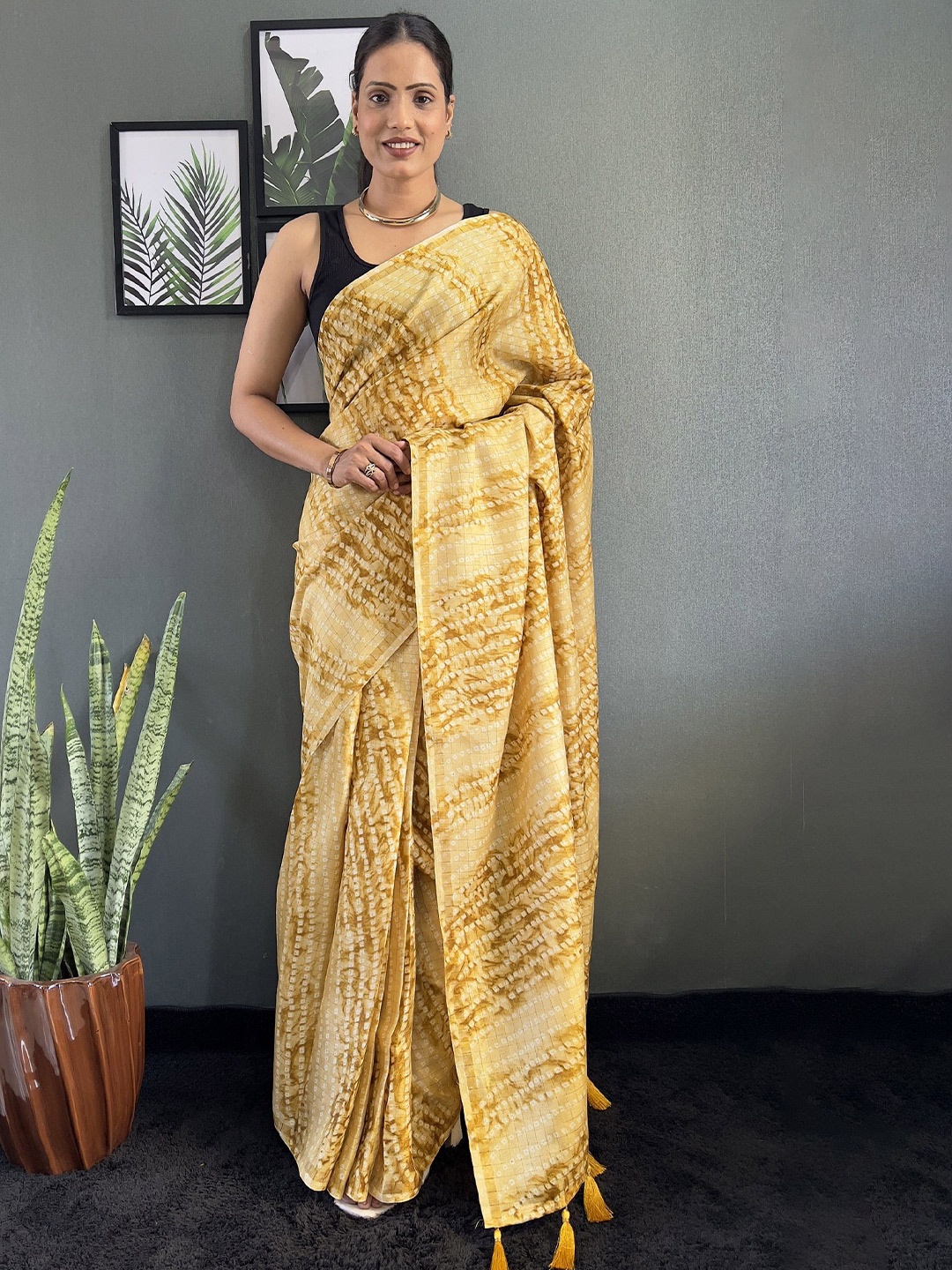 

APNISHA Printed Ready to Wear Saree, Yellow