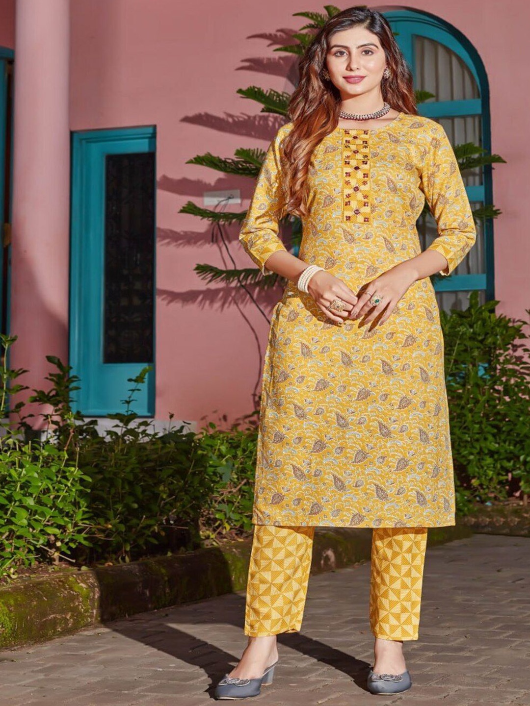 

ASCIIBLUES Women Floral Printed Regular Kurta with Trousers, Mustard
