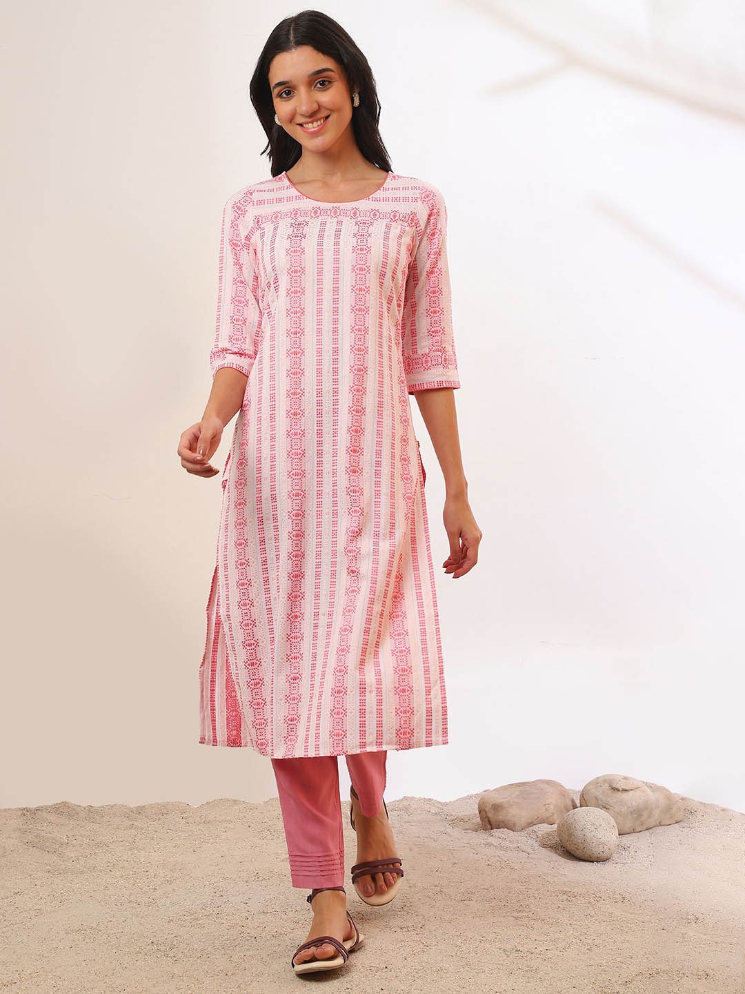 

AURELIA Geometric Printed Round Neck Straight Kurta, Pink