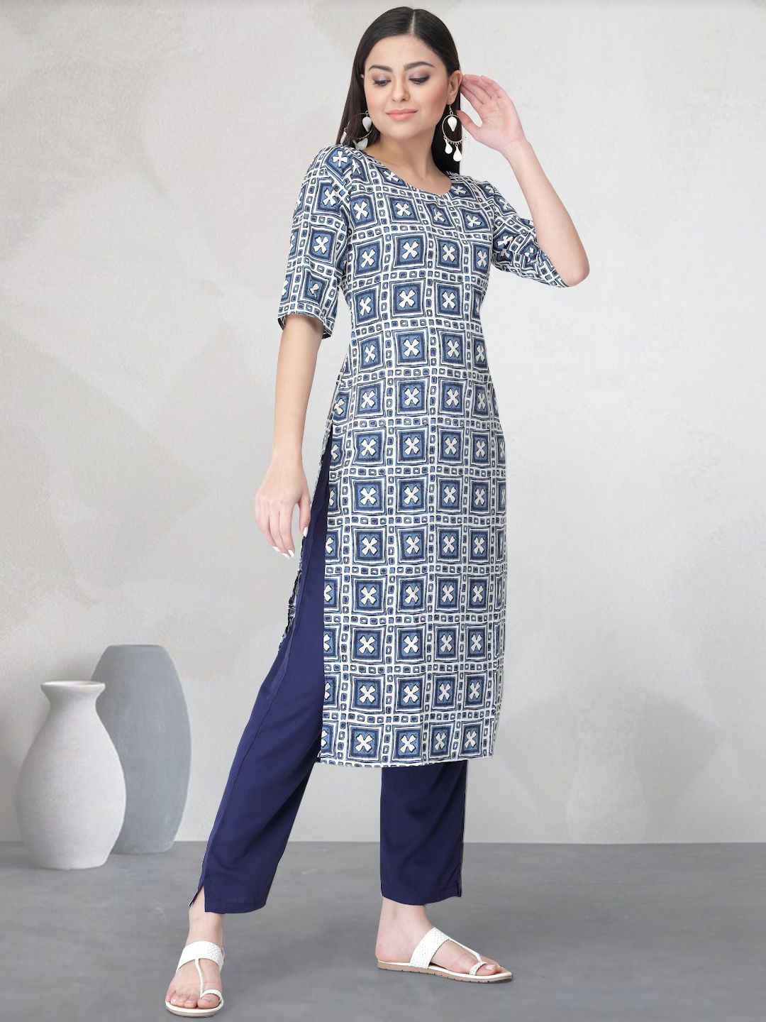 

7Threads Geometric Printed Round Neck Straight Kurta With Trousers, Blue