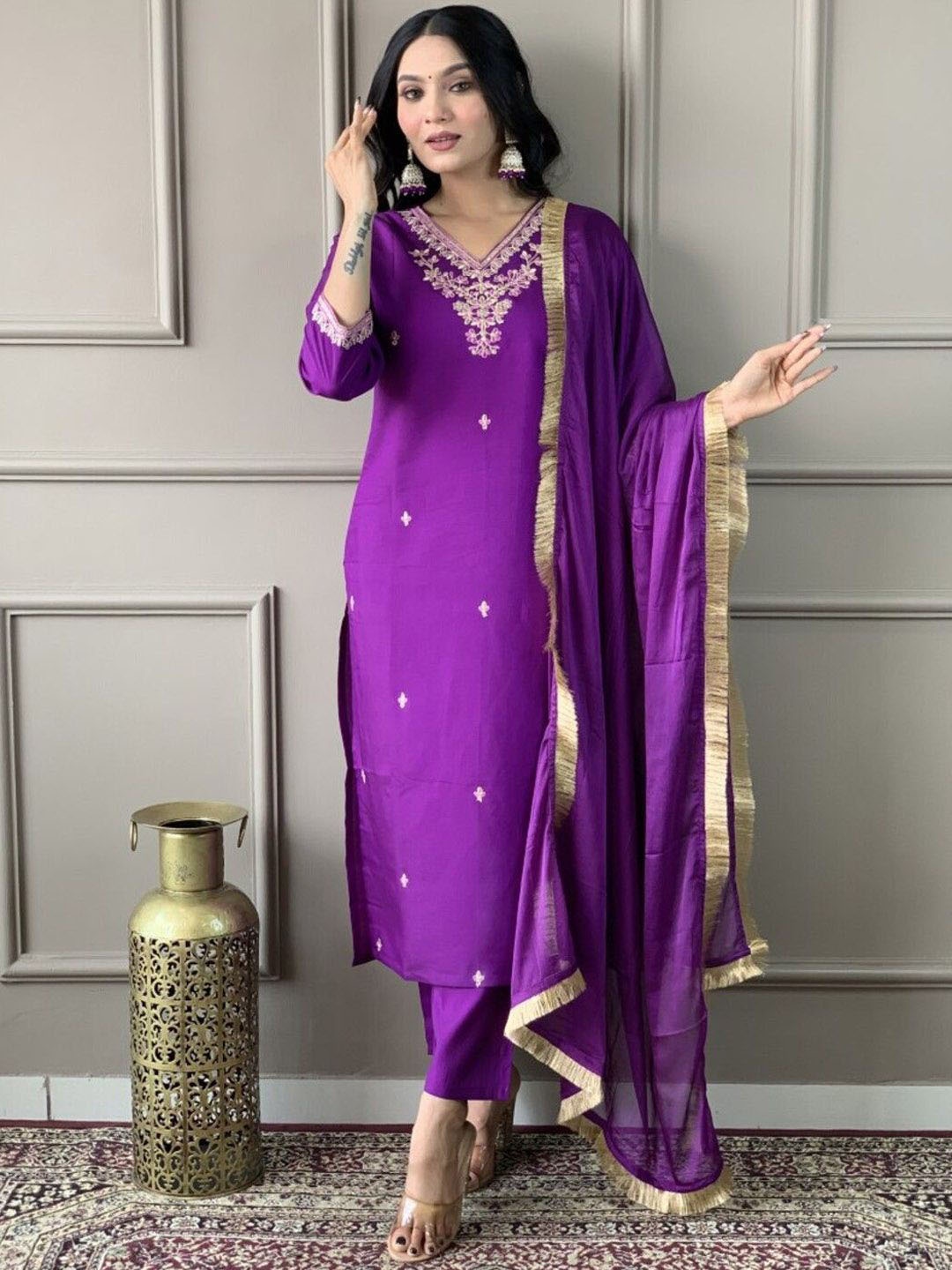 

ASCIIBLUES Women Floral Embroidered Regular Kurta with Trousers & With Dupatta, Purple