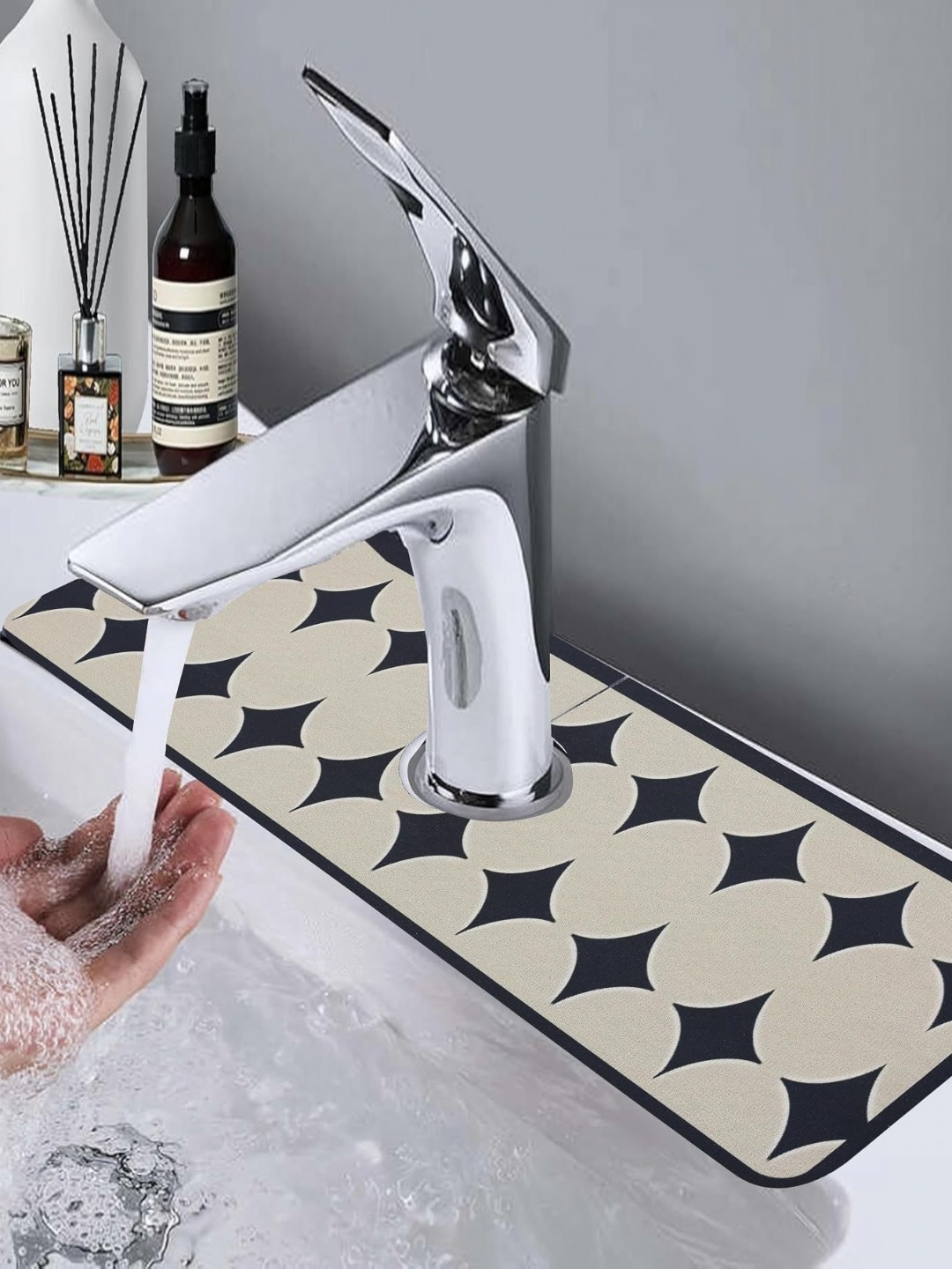 

HomeCloud Grey & Black Geometric Printed Silicone Faucet Water Catcher Mats