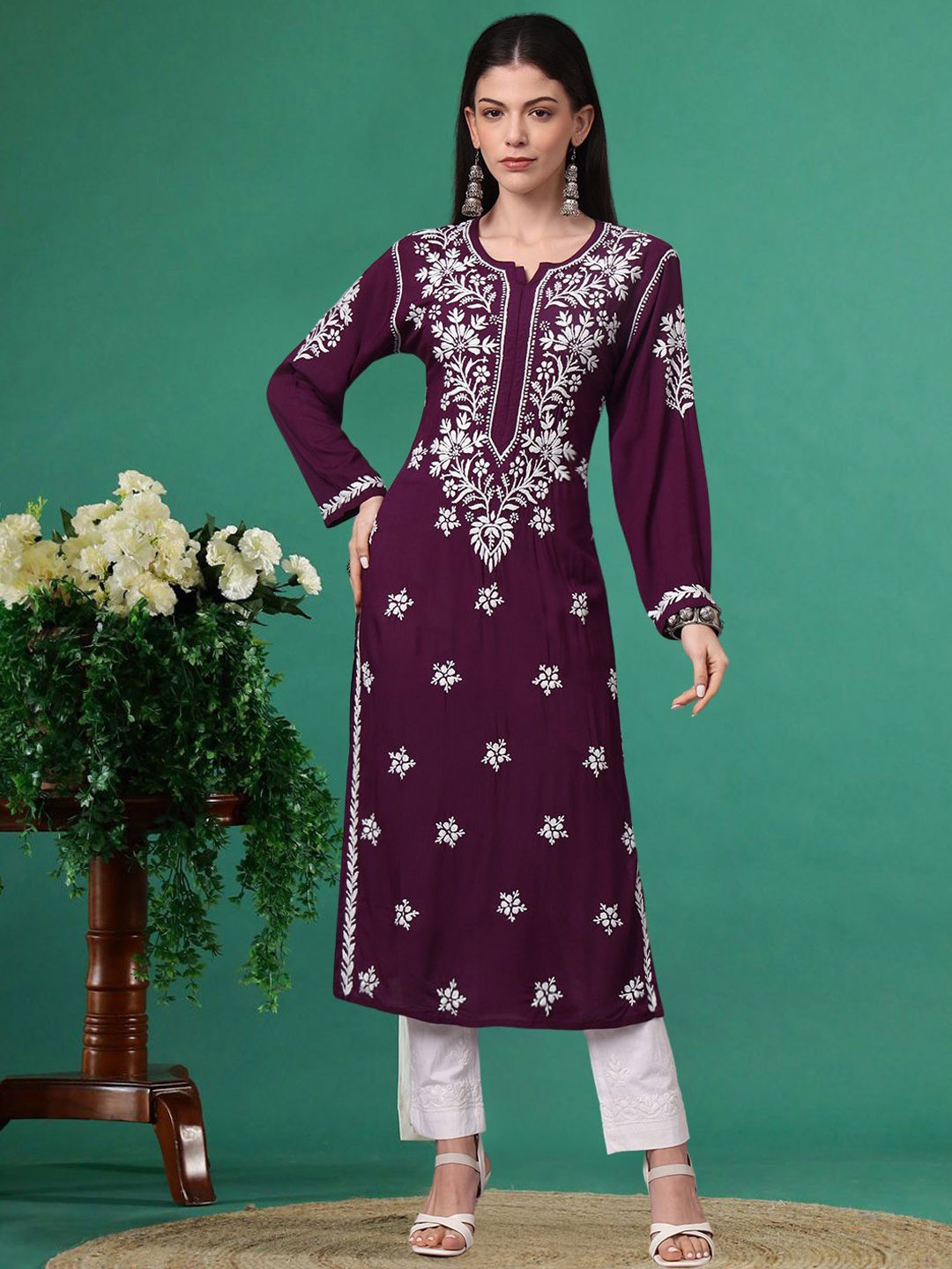 

PARAMOUNT CHIKAN Ethnic Motifs Embroidered Chikankari Straight Kurta, Purple