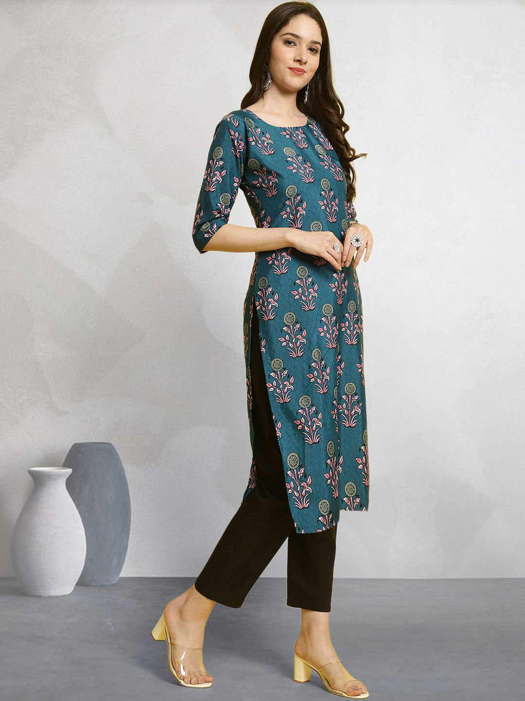 

7Threads Floral Printed Round Neck Straight Kurta With Trousers, Blue