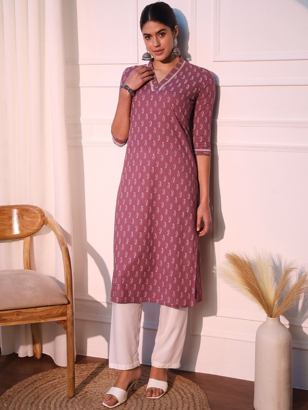 

Jaitpuriya Floral Printed V-Neck Straight Pure Cotton Kurta, Mauve