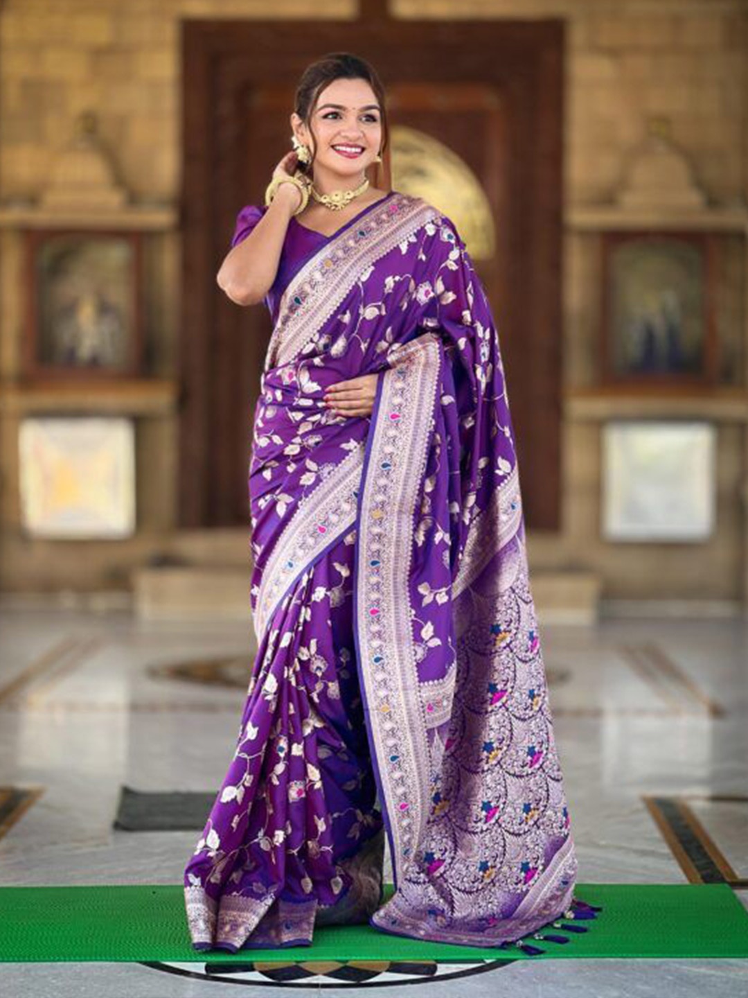 

APNISHA Floral Pure Silk Banarasi Saree, Purple