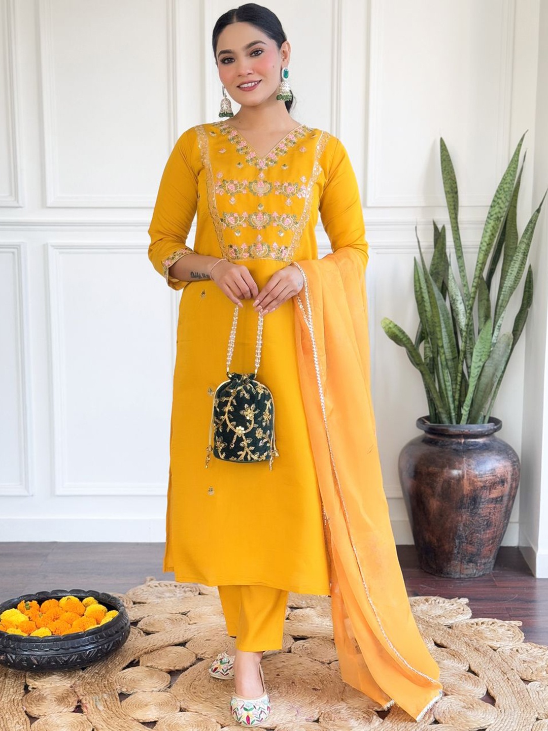 

ASCIIBLUES Women Floral Embroidered Regular Thread Work Kurta with Trousers & With Dupatta, Yellow