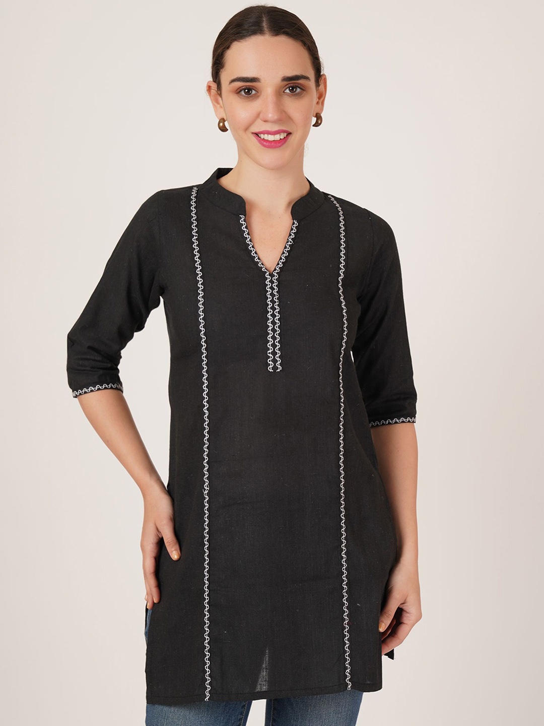 

Brownverse Thread Work Mandarin Collar Straight Kurta, Black