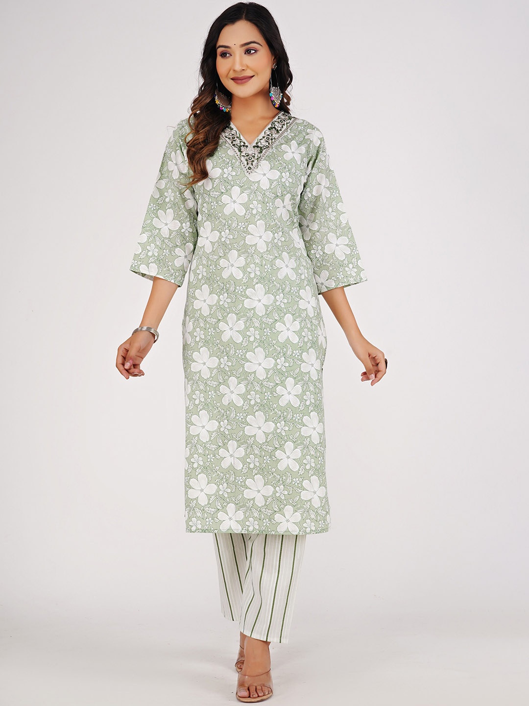 

SKYTICK Floral Printed Thread Work V-Neck Straight Kurta with Pyjamas & Dupatta, Green