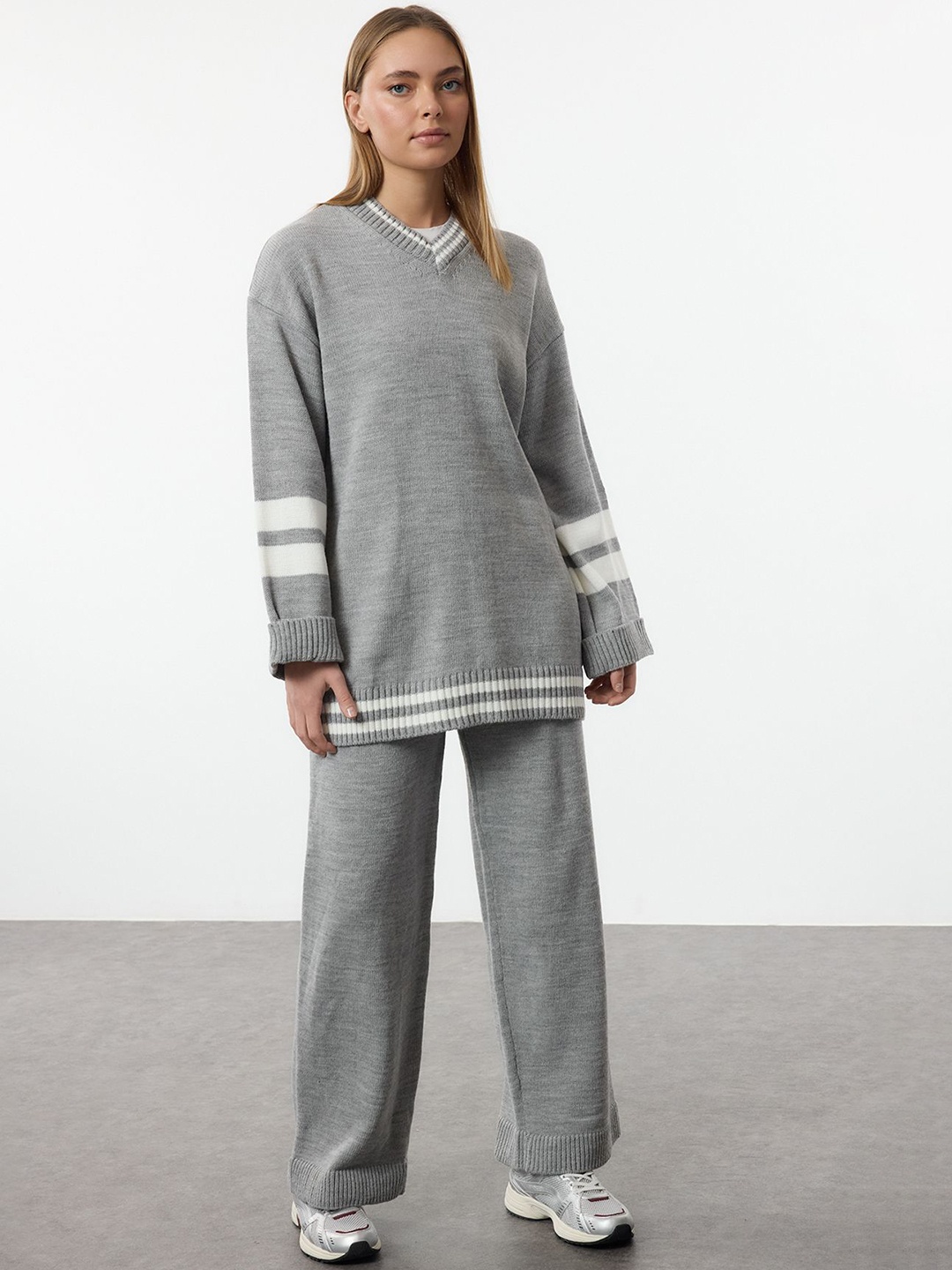 

Trendyol V-Neck Long Sleeves Sweater With Trousers, Grey