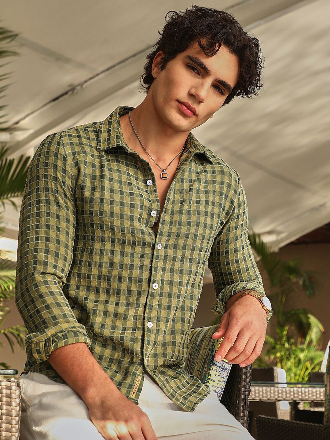 

Campus Sutra Men Comfort Slim Fit Spread Collar Textured Cotton Casual Shirt, Green