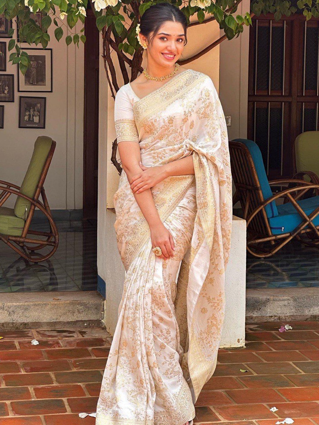 

APNISHA Floral Zari Pure Silk Banarasi Saree, White