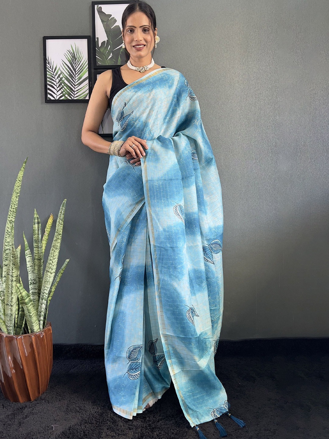 

APNISHA Floral Printed Ready to Wear Saree, Turquoise blue