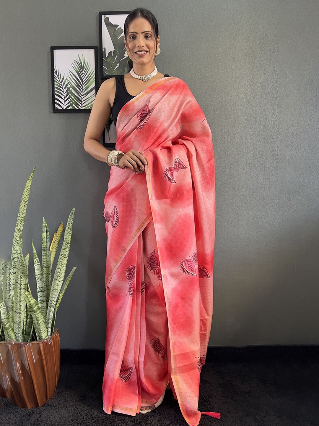 

APNISHA Floral Printed Ready to Wear Saree, Red