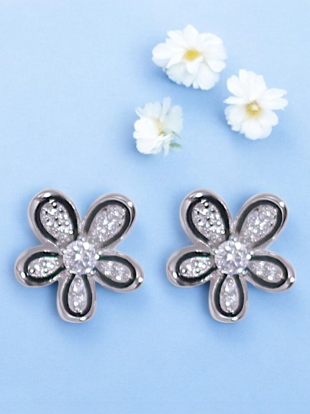 

Taraash 925 Sterling Silver Cubic Zirconia Studded Floral Studs