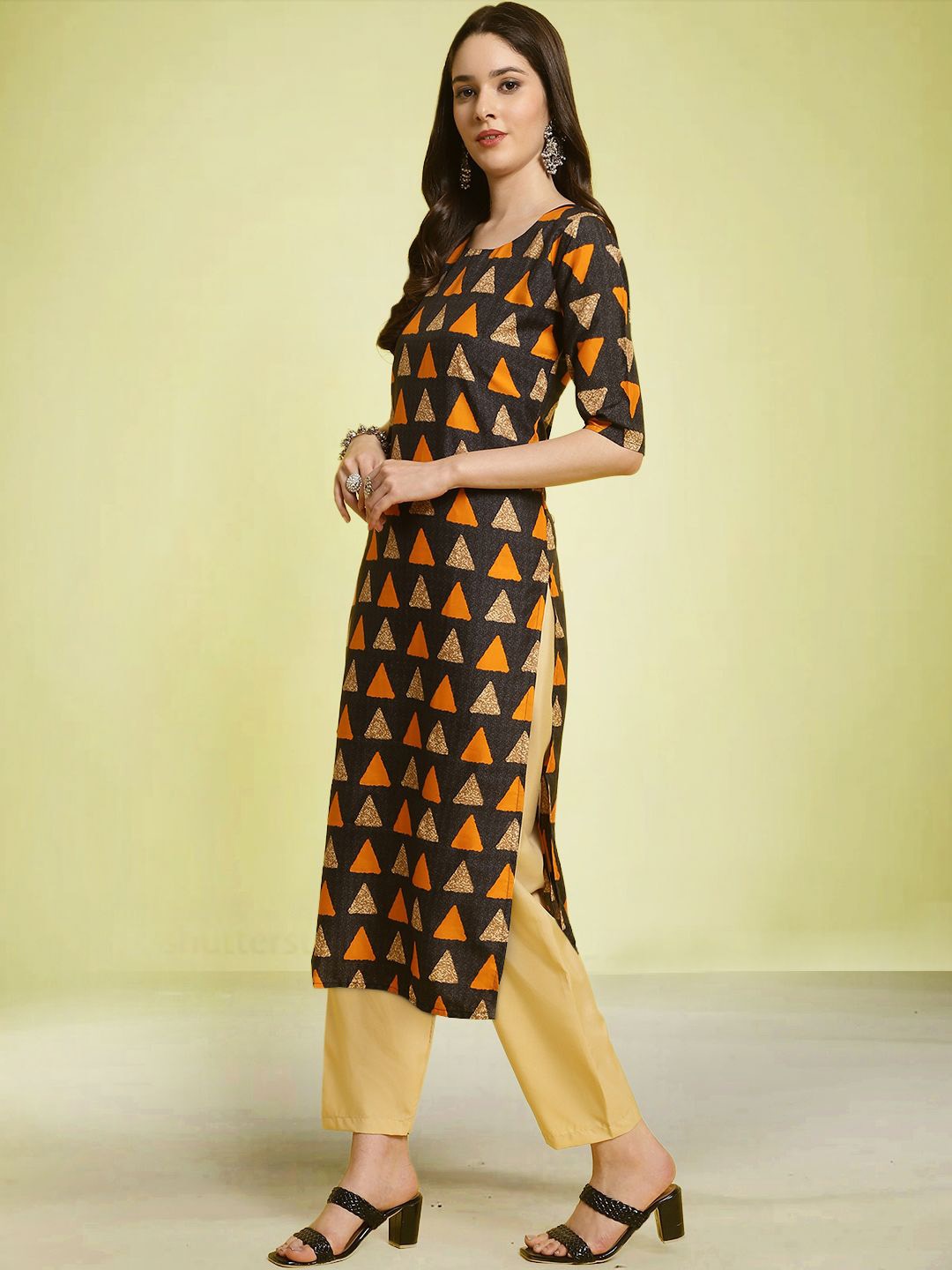 

Moda Rapido Geometric Printed Round Neck Straight Kurta with Trousers, Black