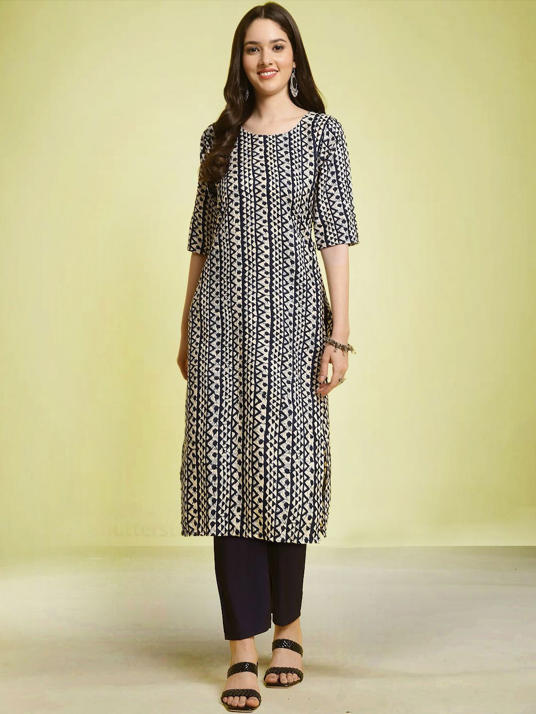 

Moda Rapido Geometric Printed Round Neck Straight Kurta with Trousers, Black