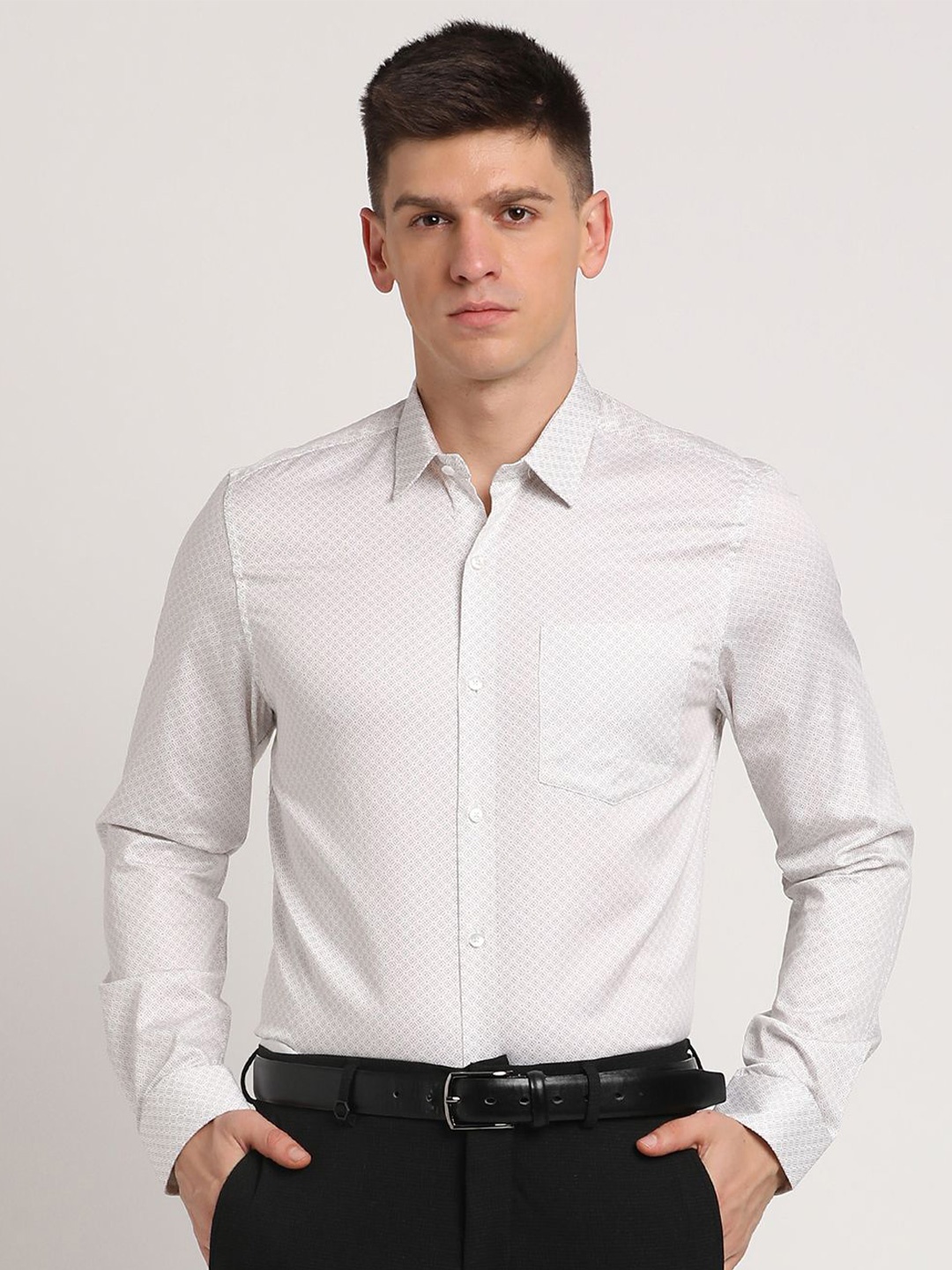 

Turtle Men Standard Slim Fit Spread Collar Geometric Printed Cotton Formal Shirt, Off white