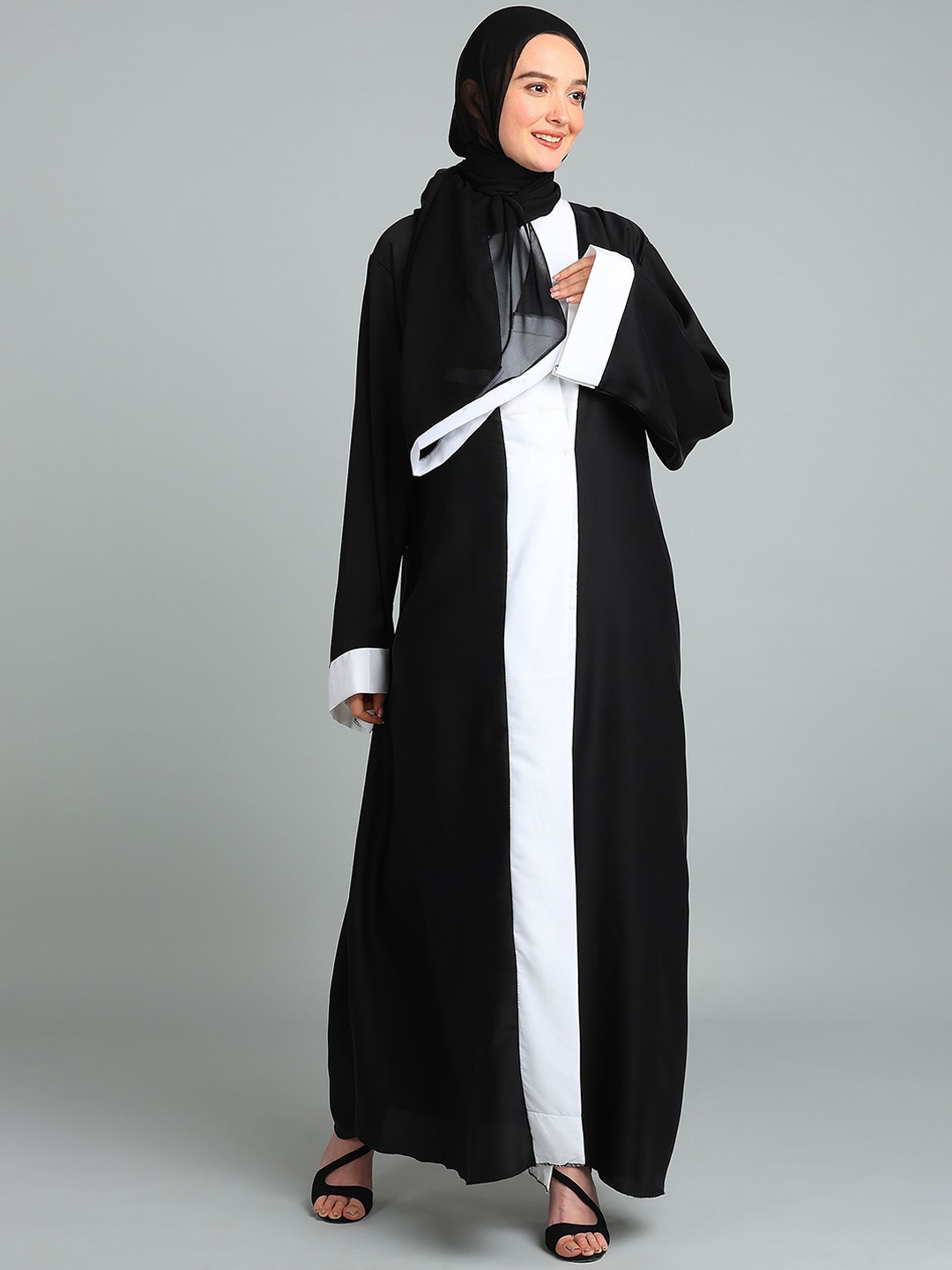 

BROKE BRAND Colourblocked Round Neck Abaya, White