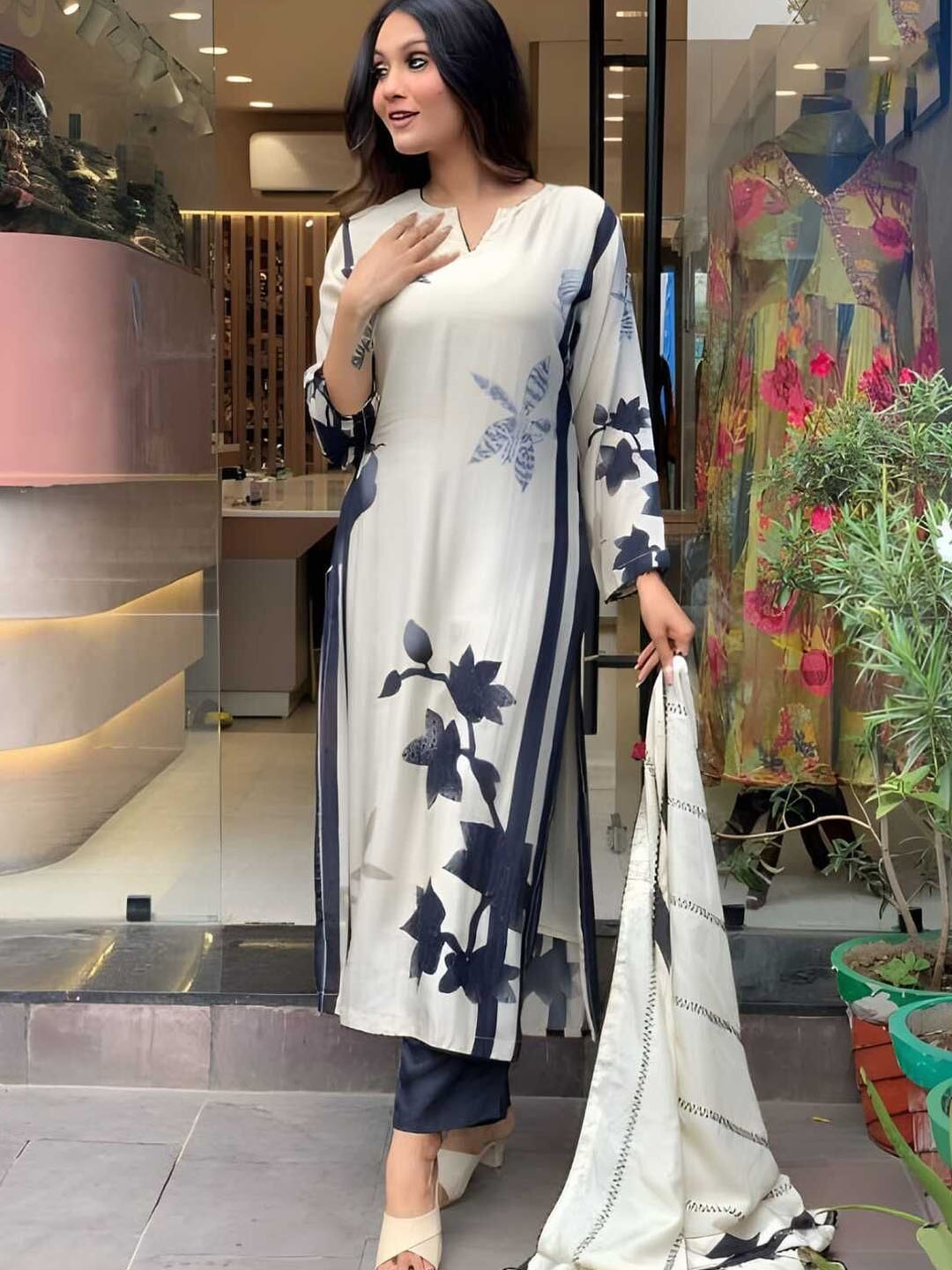 

ASCIIBLUES Women Floral Printed Regular Kurta with Trousers & With Dupatta, Off white